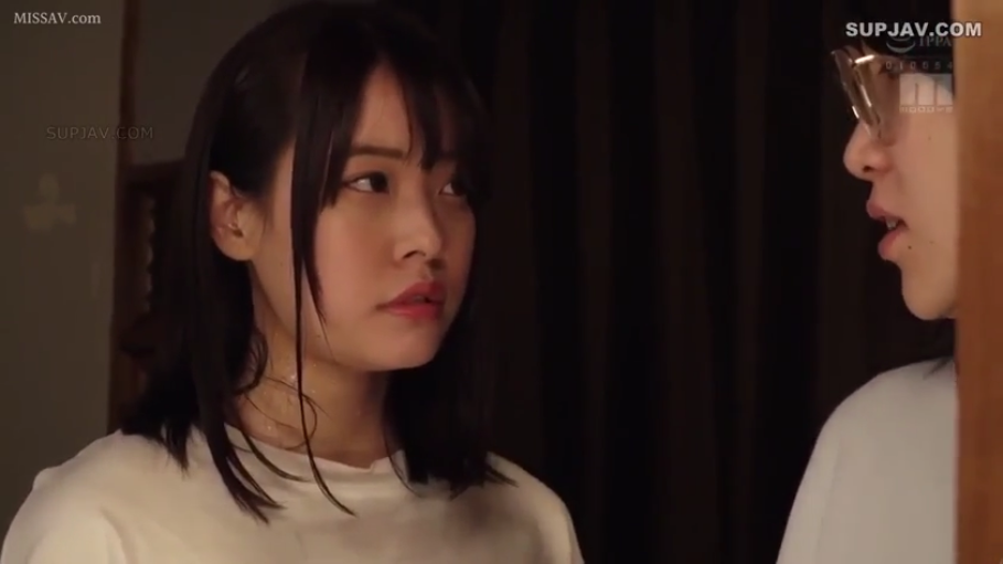 室内 · 略带汗水 · 面部特写 · 白色T恤 · 脸部有汗水