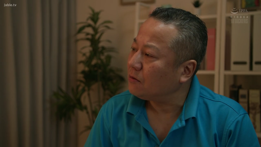室内 · 专注 · 脸部特写 · 蓝色翻领T恤 · 背景有绿植和书架