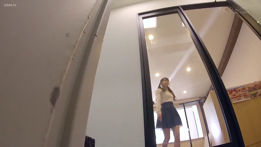 室内 · 全身 · 站立 · 自然 · 双马尾 · 玻璃门 · 蓝色短裙 · 走入