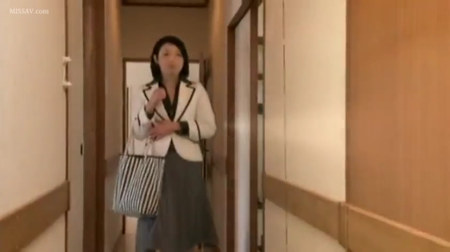 自然 · 手提包 · 住宅内部 · 白色西装外套