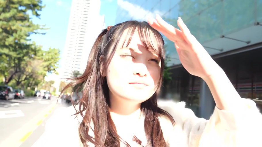 面部特写 · 白色外套 · 自然状态 · 城市街道 · 室外光线充足