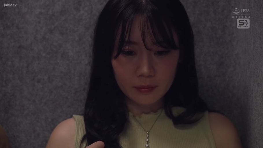 室内 · 神情自然 · 眼睛特写 · 浅绿色无袖上衣