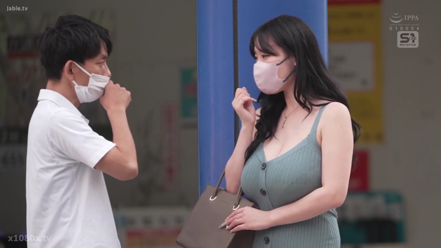 交谈中 · 公共场所 · 口罩 · 吊带紧身连衣裙 · 女性上身特写