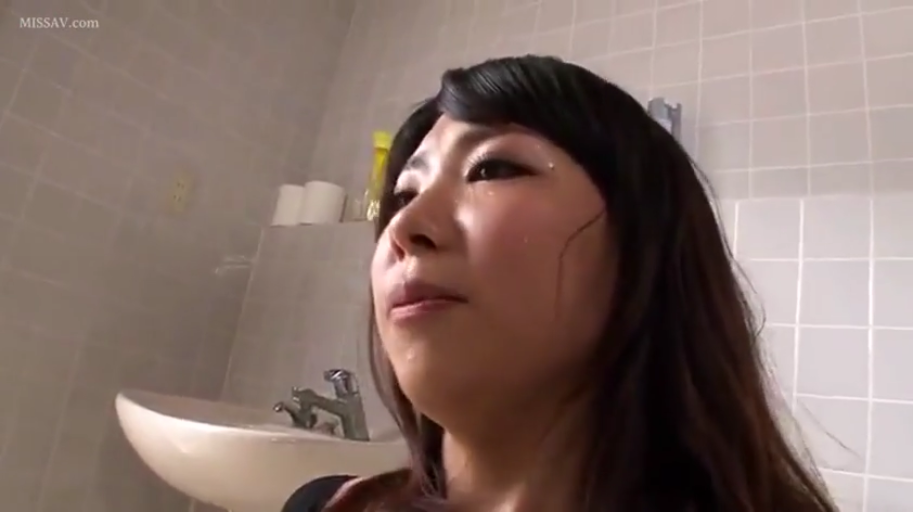 下颚线条 · 洗手间 · 深色上衣 · 出汗 · 脸部流汗