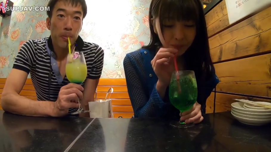 坐姿 · 面部 · 自然 · 休闲装 · 酒杯 · 餐厅 · 喝饮料 · 约会