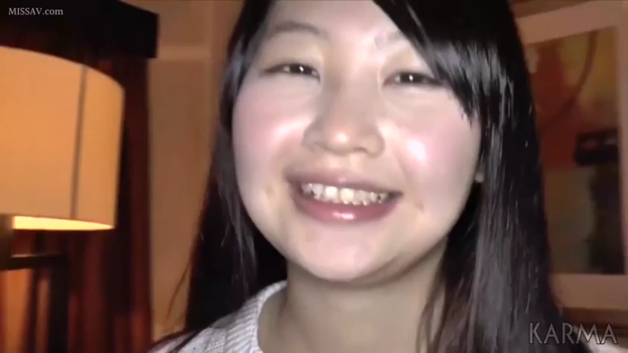 室内 · 面部特写 · 白色针织上衣 · 正对面镜头