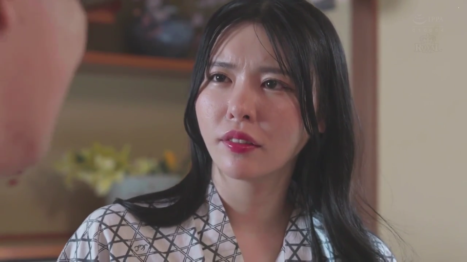 室内 · 委屈 · 面部特写 · 注视 · 熟女 · 面对面 · 浴衣