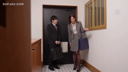 交谈 · 全身 · 站立 · 自然 · 职业装 · 手提包 · 职场 · 玄关