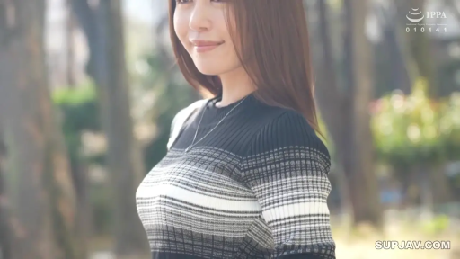 站立 · 上半身 · 户外 · 条纹针织衫