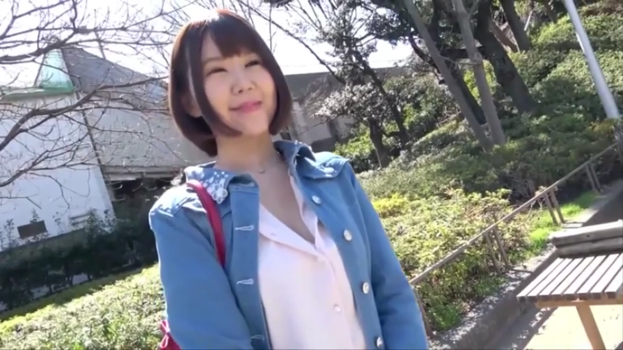 微笑 · 蓝色牛仔外套 · 面部特写 · 户外公园 · 红色单肩包 · 日间光照
