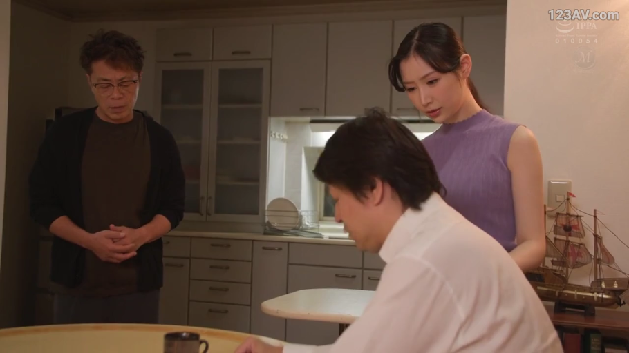 沉思 · 紫罗兰色无袖上衣 · 厨房 · 帆船模型 · 家庭环境 · 人物中景镜头