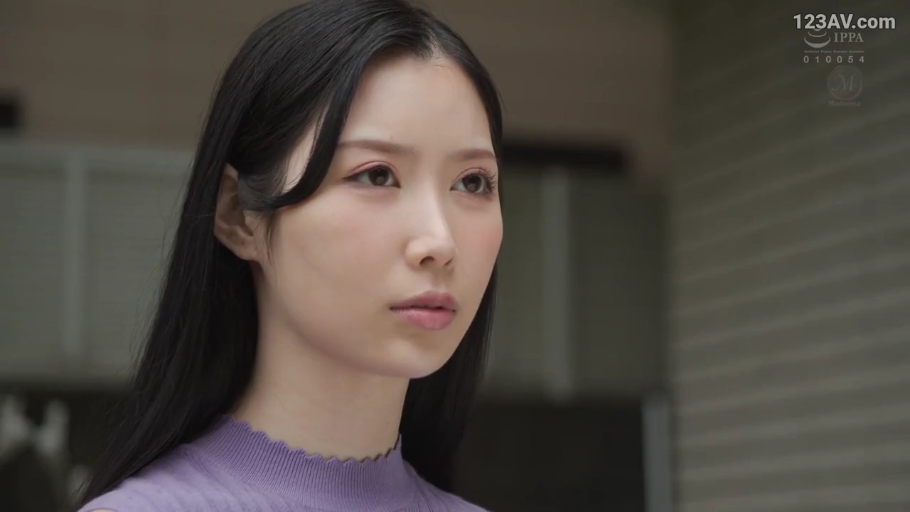 室内 · 淡然 · 眼睛特写 · 紫色高领针织衫