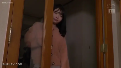 略显羞涩 · 房门口 · 粉色针织开衫 · 人物半身特写