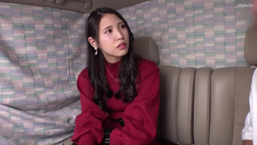 坐姿 · 面部特写 · 凝视 · 红色高领毛衣 · 担忧 · 长卷发 · 汽车内 · 车载窗帘