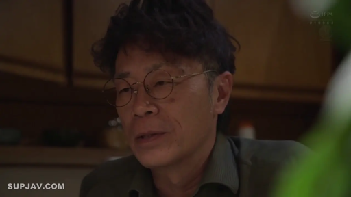 室内 · 坐姿 · 交谈 · 严肃 · 眼镜 · 面部特写 · 衬衫 · 大叔