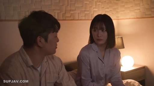 坐姿 · 严肃 · 卧室 · 中景 · 台灯 · 对视 · 睡衣