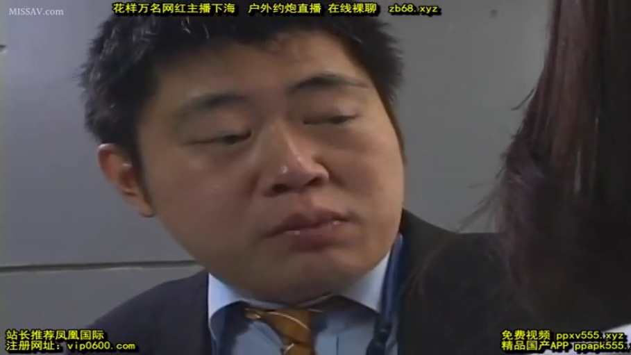 室内 · 若有所思 · 黄色系领带 · 男人面部特写