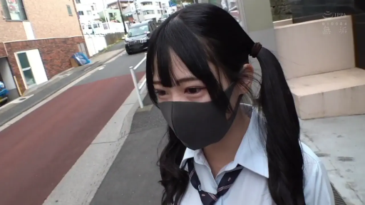 脸部特写 · 略显羞涩 · 黑色口罩 · 室外 · 口罩 · 无遮挡