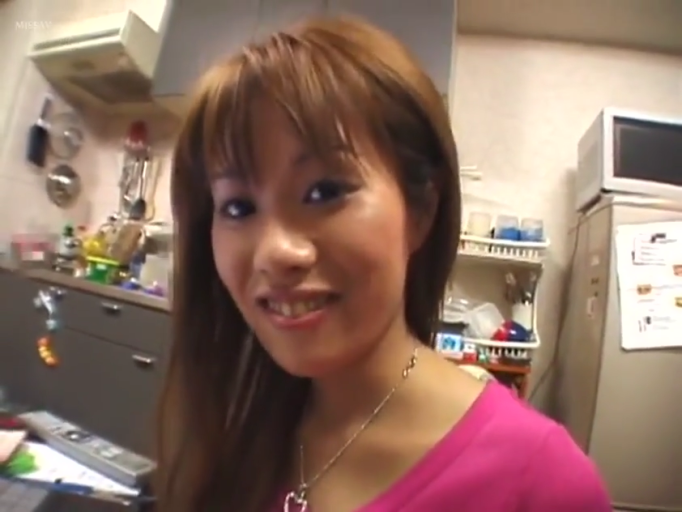 微笑 · 面部特写 · 厨房 · 项链 · 粉色圆领上衣