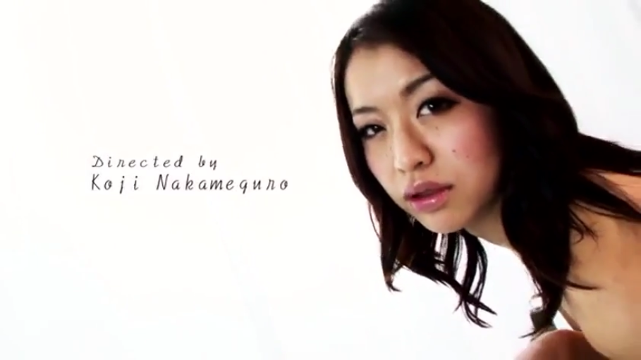 俯身 · 脸部特写 · 迷离 · 字幕 · 裸体 · 凝视 · 影棚