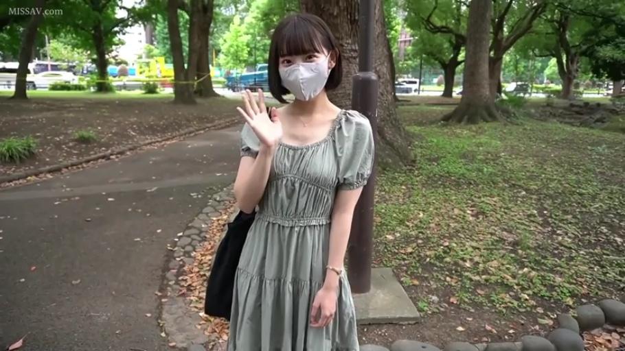 中景 · 站姿 · ワンピース · ショートヘア · 公園 · 手を振る · ショルダーバッグ · 眼笑
