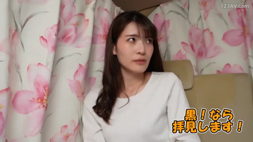 坐姿 · 上半身 · 车内 · 侧头凝视 · 日文字幕 · 疑惑 · 白色长袖 · 碎花窗帘