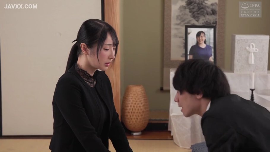 低落 · 日式房间 · 遗照 · 黑色西装外套 · 女主角侧脸特写 · 灵台背景