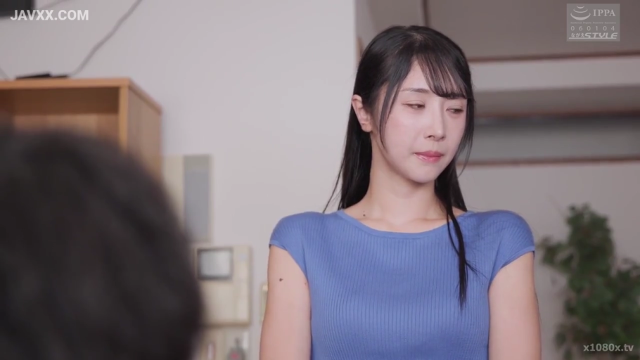 室内 · 注视 · 人物面部中景 · 蓝色修身短袖上衣