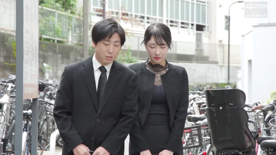 平静 · 室外 · 黑色蕾丝打底衫 · 人物半身特写