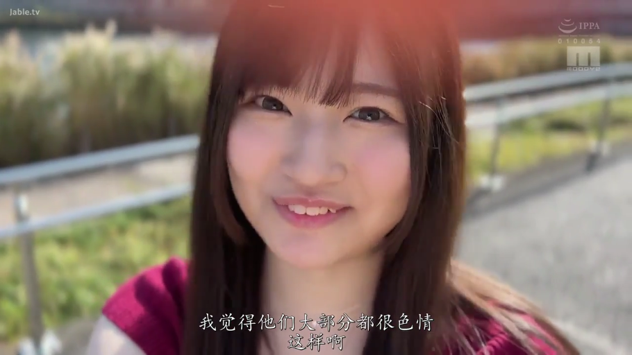 脸部特写 · 微笑 · 中文字幕 · 户外 · 红色短袖针织衫