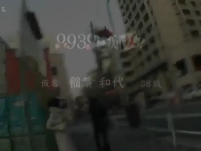 水印遮挡 · 深色外套 · 城市街道 · 模糊不清 · 远景街拍