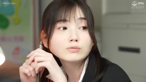 坐姿 · 办公室 · 平静 · 面部特写 · 职业装 · 凝视 · 亚洲女性 · 笔