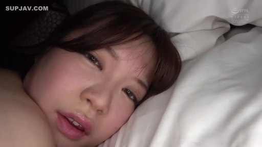 脸部 · 迷离 · 床上 · 凝视 · 近景 · 躺姿 · 被褥