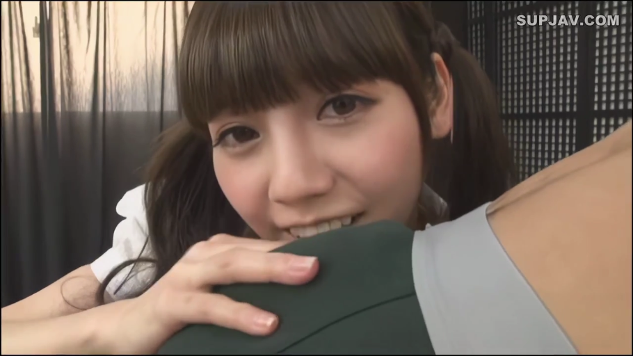 室内 · 俯身 · 脸部特写 · 白衬衫 · 微笑 · 注视 · 双马尾