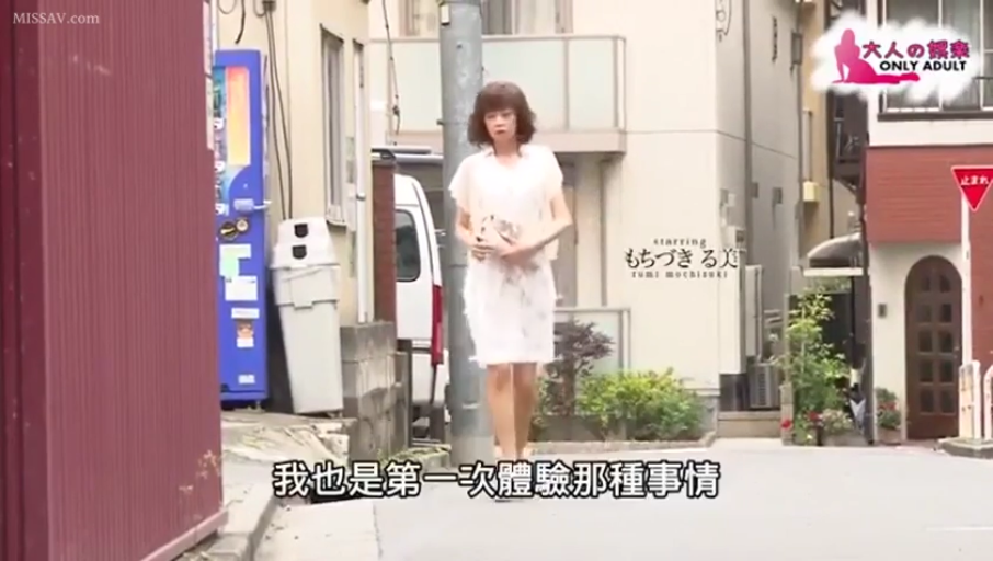 全身 · 平静 · 散步 · 日常 · 室外街道 · 手拿包 · 白色连衣裙 · 站姿行走