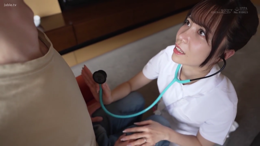 室内 · 护士服 · 近景 · 跪地