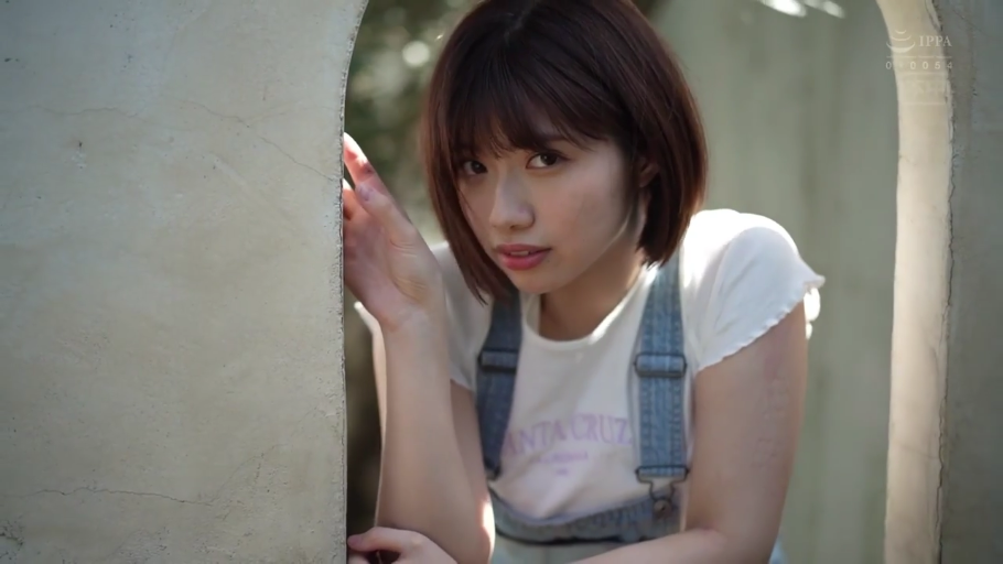 略带诱惑的眼神 · Cowboy overall dress · 脸部近距离特写 · 户外水泥墙角