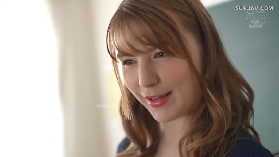 室内 · 脸部特写 · 微笑 · 凝视 · 蓝色上衣 · 侧头 · 欧美女性