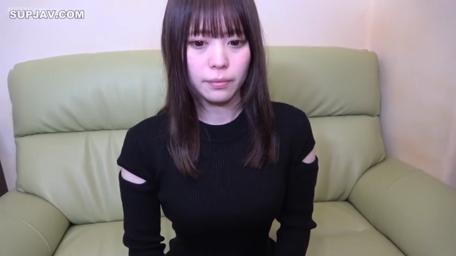 室内 · 面无表情 · 面部特写 · 黑色露肩针织衫