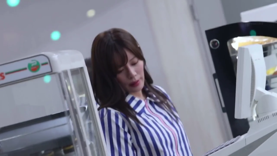 专注 · 站立 · 中景 · 便利店 · 便利店制服 · 收银机 · 收银 · 相泽南