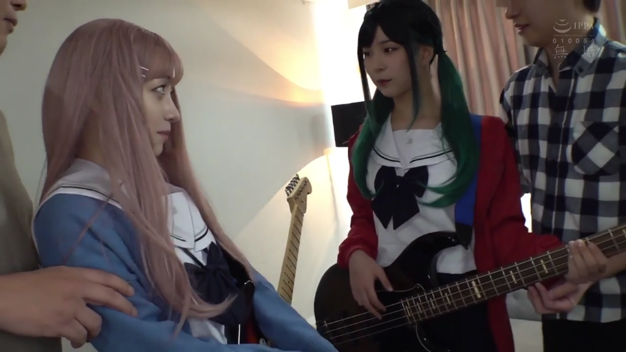 练琴室 · 困惑 · 针织开衫 · 乐器 · 绿色挑染头发女生正面特写