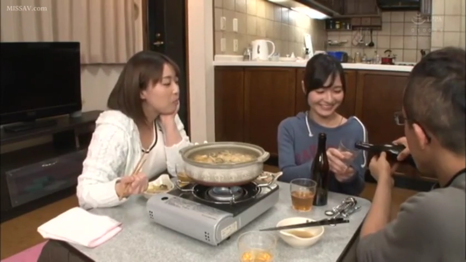 坐姿 · 中景 · 微笑 · 客厅 · 多人 · 休闲服 · 聚餐 · 火锅