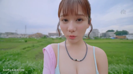 胸部特写 · 诱惑 · 郊外 · 粉色外搭外套 · 项链 · 天色阴沉