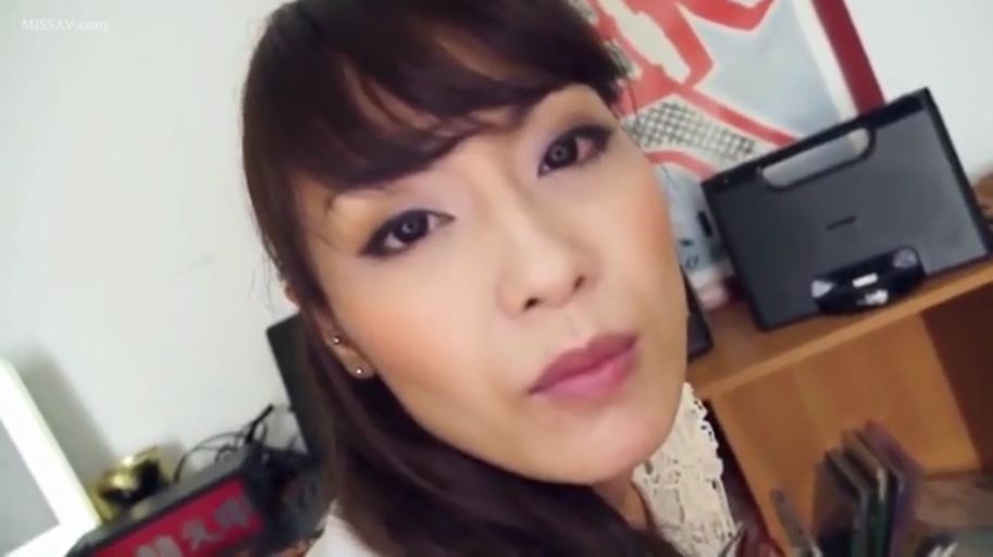 眼神交流 · 眼部特写 · 白色蕾丝上衣 · 室内卧室 · 光线明亮 · 摄像设备