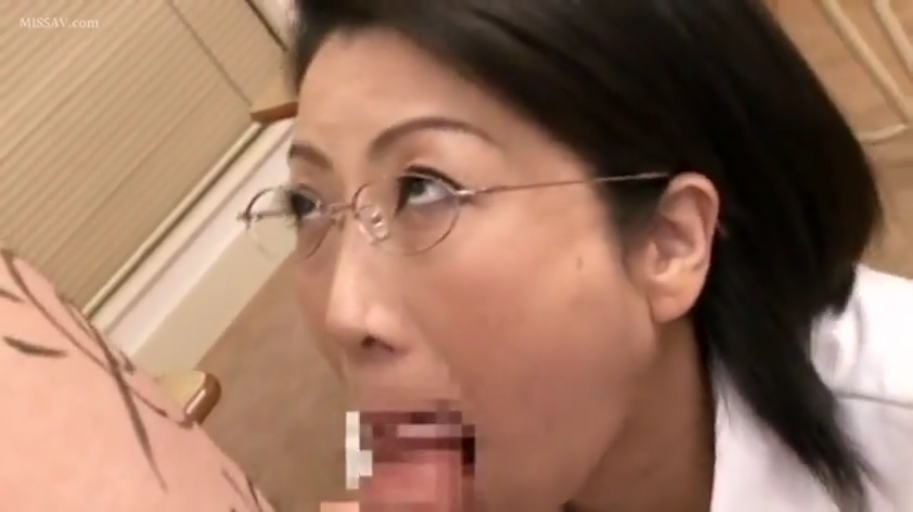 室内 · 眼镜 · 顺从 · 口部特写 · 白色上衣 · 口交