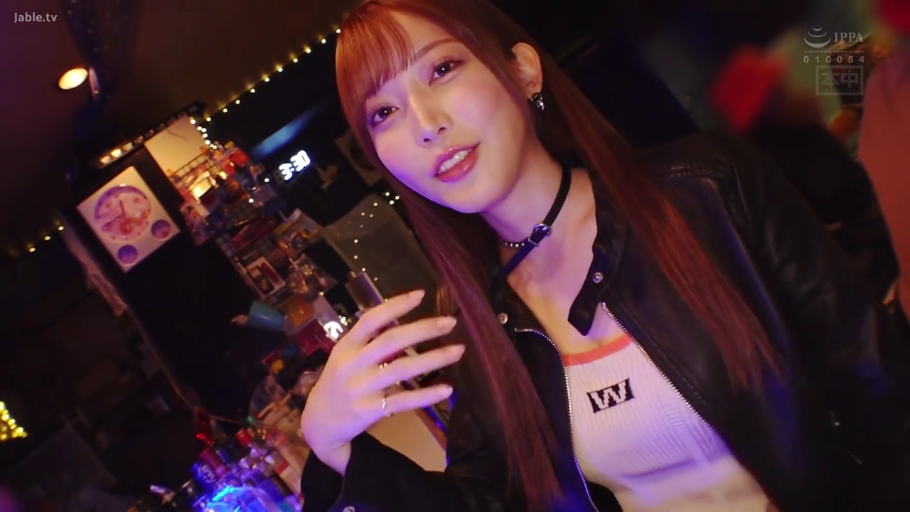 颈圈 · 站立 · 微笑 · 半身特写 · 对视 · 长发 · 酒吧 · 黑色皮夹克