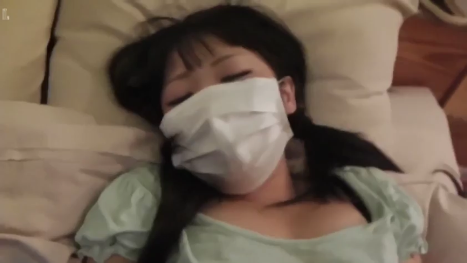 胸部轮廓 · 床上 · 闭眼 · 口罩 · 淡绿色短袖上衣
