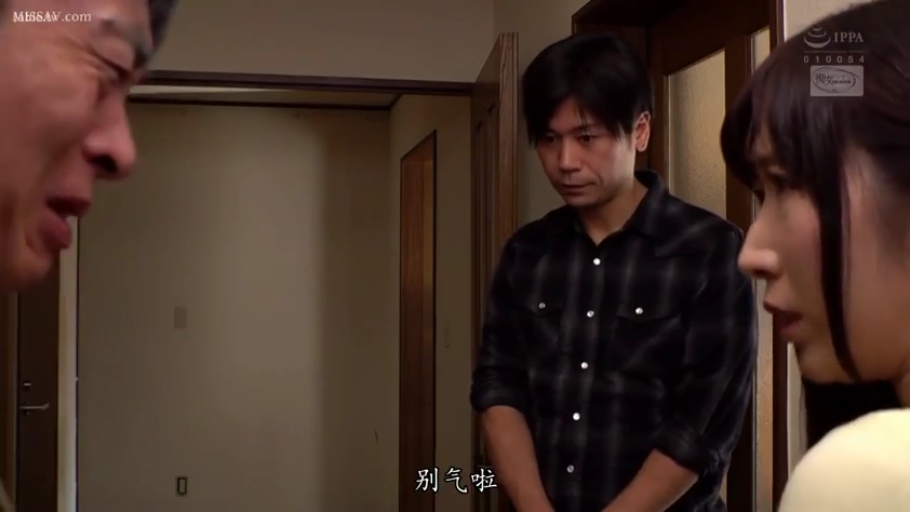 室内 · 严肃 · 站立 · 面部特写 · 交流 · 视频截图 · 格纹衬衫