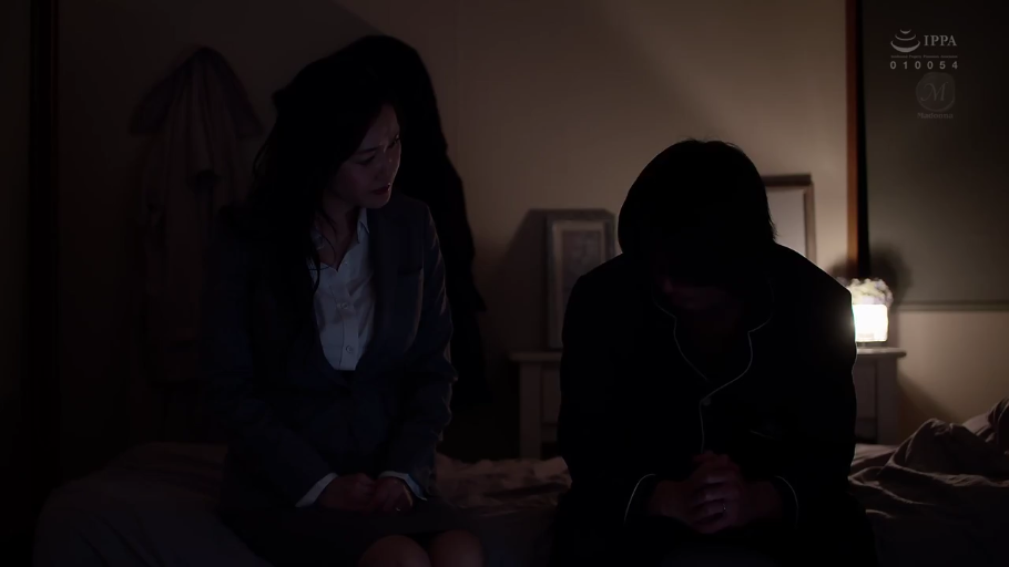 坐姿 · 严肃 · 卧室 · 中景 · 床 · 对话 · 职业装 · 剧情