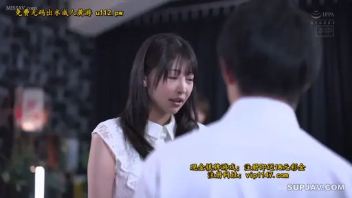 室内 · 交谈中 · 白色无袖衬衫 · 女方脸部特写